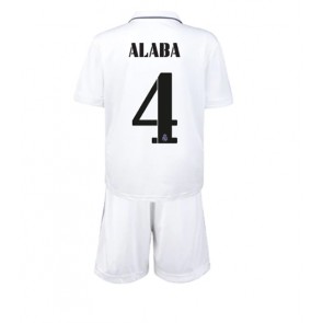 Real Madrid David Alaba #4 kläder Barn 2022-23 Hemmatröja Kortärmad (+ korta byxor)
